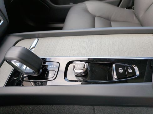 Used 2025 Volvo XC60 B5 Plus image 25