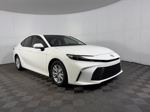 Used 2025 Toyota Camry LE FWD image 4