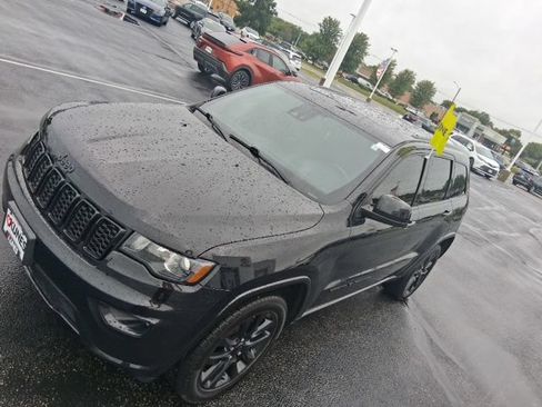 Used 2021 Jeep Grand Cherokee Laredo X AWD/4WD image 4