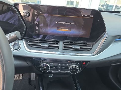 Used 2025 Chevrolet Trax LT FWD image 12