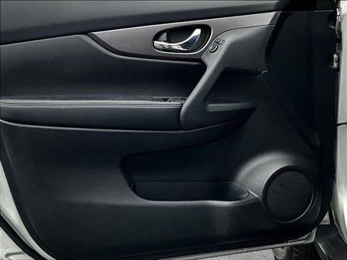 Used 2016 Nissan Rogue S AWD/4WD image 18
