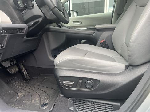 Used 2022 Toyota Sienna XLE AWD/4WD image 3