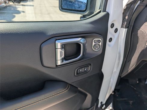 Used 2025 Jeep Gladiator Sport AWD/4WD image 19