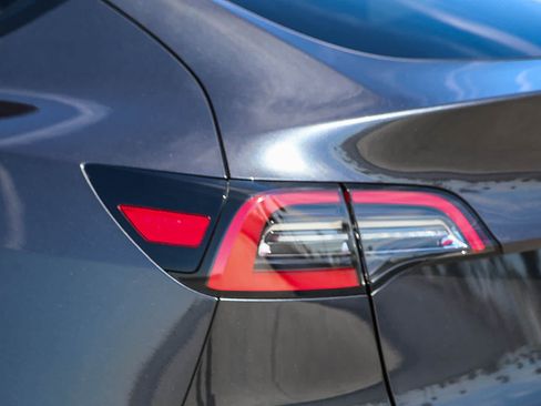 Used 2025 Tesla Model Y Long Range RWD image 9