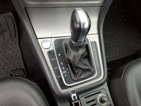 Used 2015 Volkswagen Golf TDI S image 34