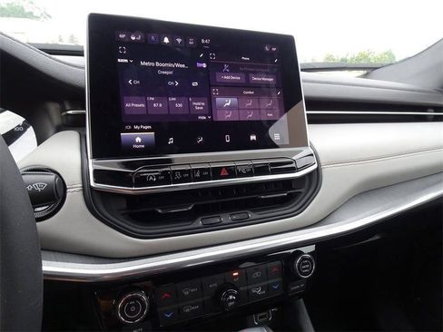 Used 2024 Jeep Compass Limited image 17