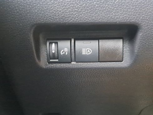 Used 2021 Toyota RAV4 LE image 17