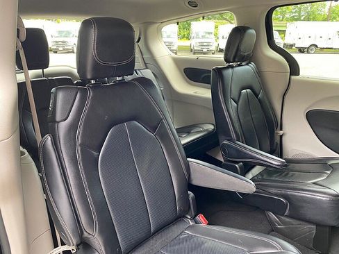 Used 2022 Chrysler Pacifica Touring-L FWD image 37
