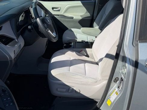 Used 2020 Toyota Sienna LE w/ LE Preferred Package FWD image 20