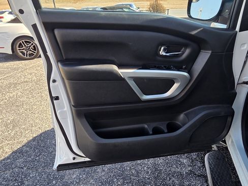 Used 2019 Nissan Titan SV w/ SV Convenience Package image 10