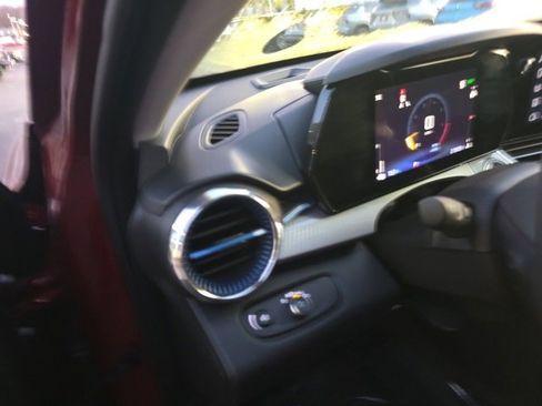 Used 2025 Chevrolet Trax LT image 12