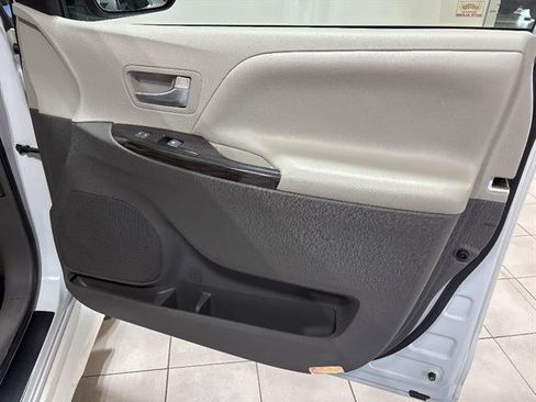 Used 2019 Toyota Sienna XLE image 18