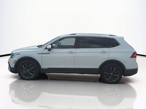 Used 2022 Volkswagen Tiguan SE w/ Panoramic Sunroof Package FWD image 8