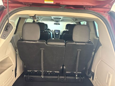 Used 2012 Chrysler Town & Country Touring w/ Entertainment Group #1 FWD image 8