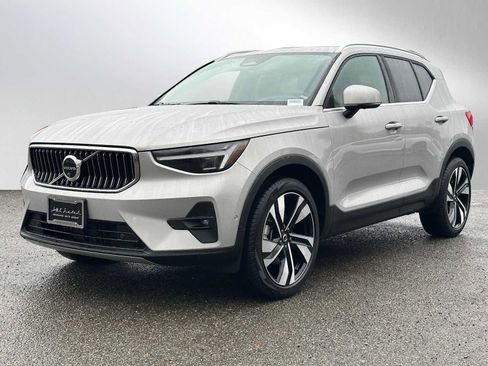 Used 2025 Volvo XC40 B5 Plus w/ Climate Package image 7