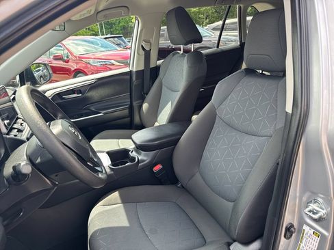 Used 2025 Toyota RAV4 XLE AWD/4WD image 16