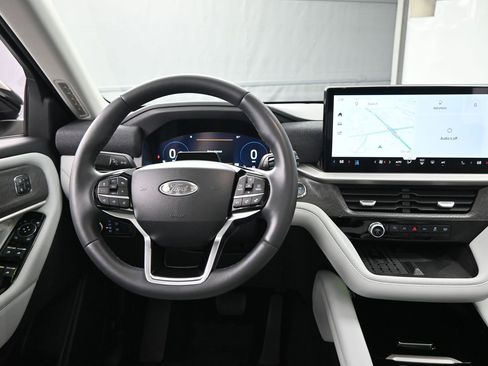 Used 2025 Ford Explorer Platinum w/ Ultimate Package AWD/4WD image 12