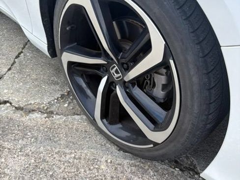 Used 2018 Honda Accord Sport image 3