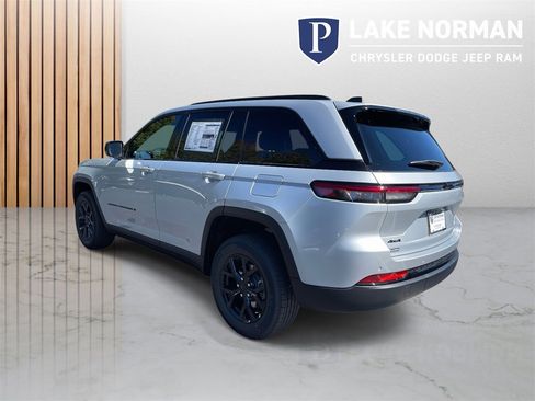 New 2025 Jeep Grand Cherokee Altitude image 7