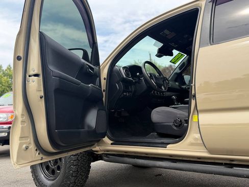 Used 2018 Toyota Tacoma TRD Off-Road w/ Technology Package AWD/4WD image 89