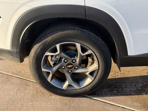 Used 2025 Chevrolet Trax LT w/ LT Convenience Package image 6