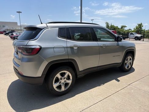 Used 2024 Jeep Compass Latitude AWD/4WD image 5