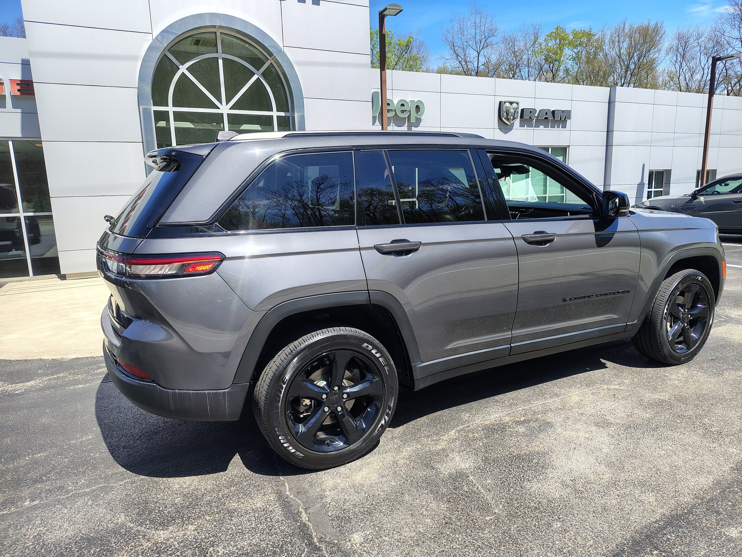 Certified 2025 Jeep Grand Cherokee Altitude AWD/4WD image 15