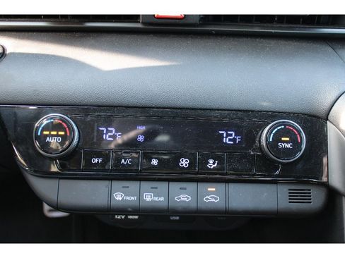 Certified 2025 Hyundai Elantra Sport image 26