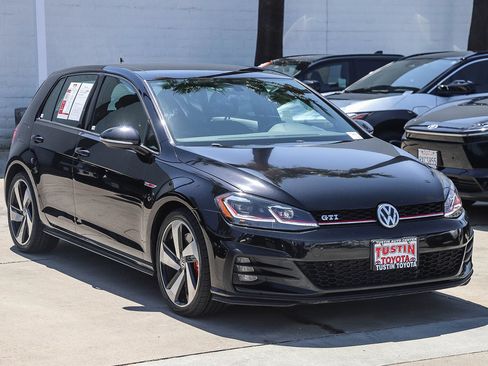Used 2018 Volkswagen GTI SE FWD image 2