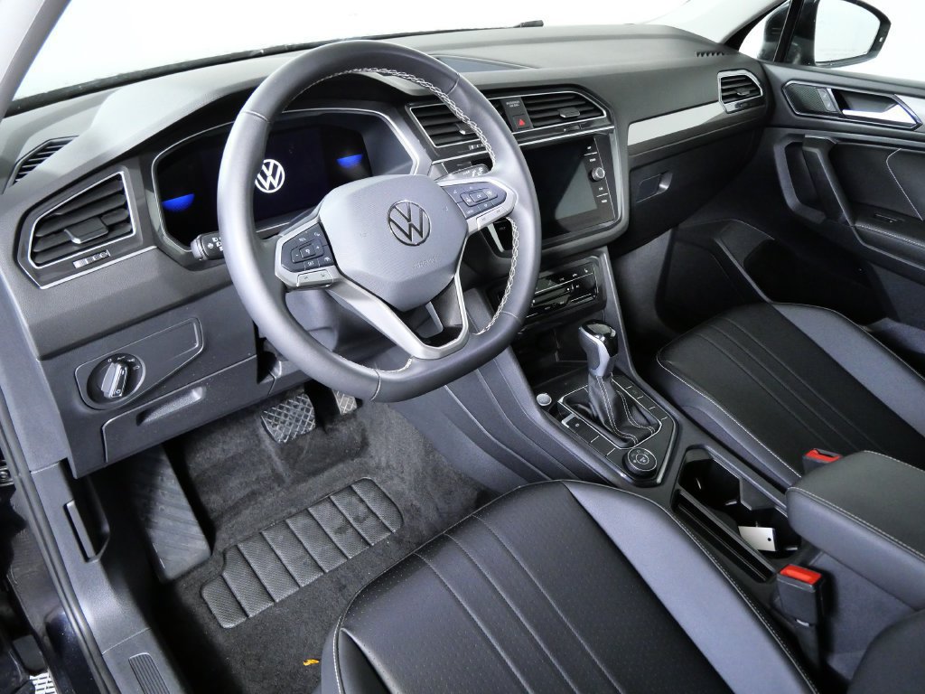 Used 2024 Volkswagen Tiguan SE AWD/4WD image 3