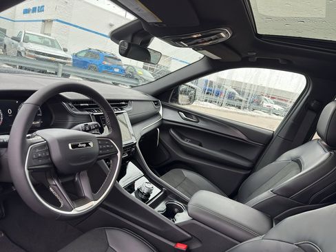 New 2025 Jeep Grand Cherokee Altitude image 24