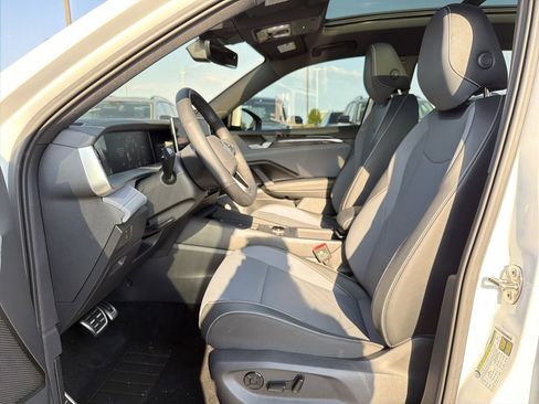 Used 2025 Volkswagen Tiguan SE R-Line FWD image 11