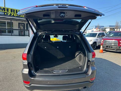 Used 2019 Jeep Grand Cherokee Laredo w/ Laredo X Package image 16