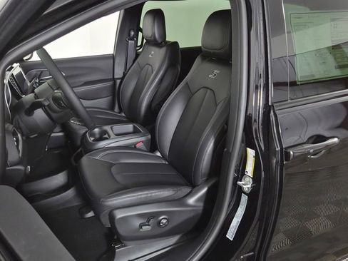 New 2026 Chrysler Pacifica Select image 15