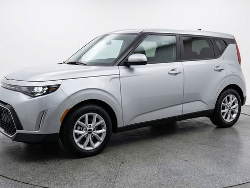 Used 2025 Kia Soul LX w/ LX Technology Package FWD image 3