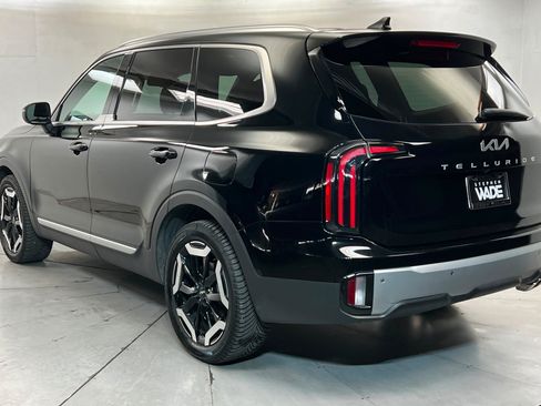 Used 2023 Kia Telluride EX w/ EX Captain's Chair Package AWD/4WD image 3