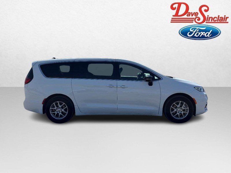 Used 2025 Chrysler Pacifica Select FWD image 5