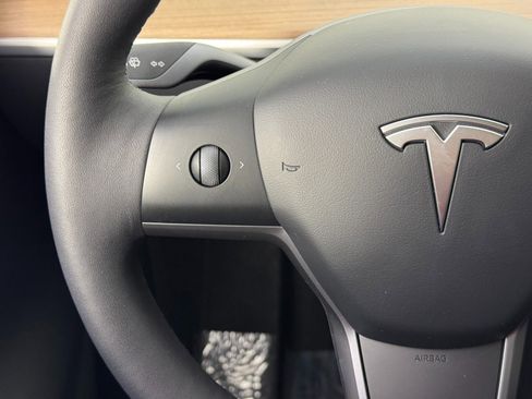 Used 2022 Tesla Model Y Long Range image 19
