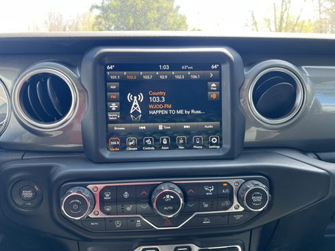 Used 2022 Jeep Gladiator Overland w/ Cold Weather Group AWD/4WD image 11