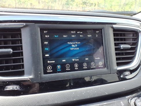 Used 2020 Chrysler Pacifica Touring-L w/ S Appearance Package FWD image 14