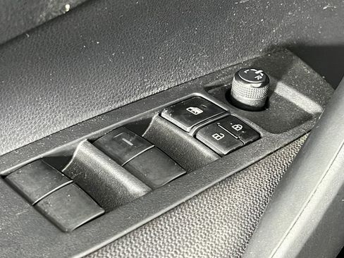 Used 2021 Toyota Corolla LE image 19