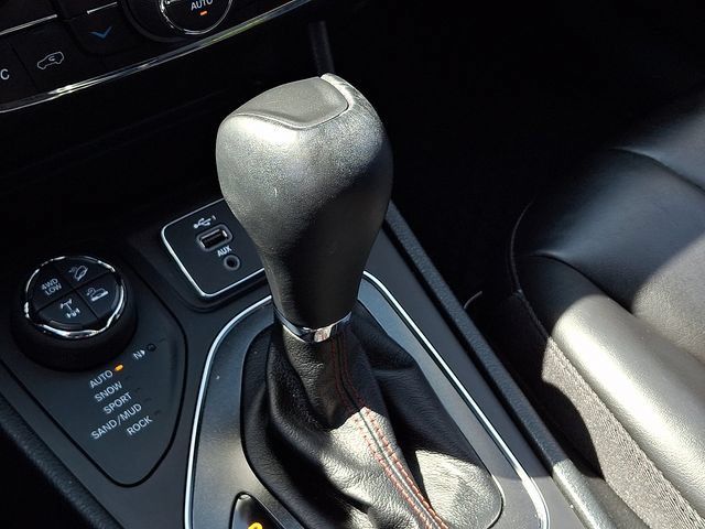 Used 2022 Jeep Cherokee Trailhawk AWD/4WD image 14