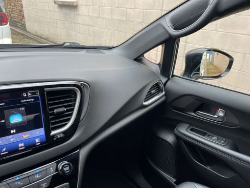 Used 2025 Chrysler Pacifica Select image 37