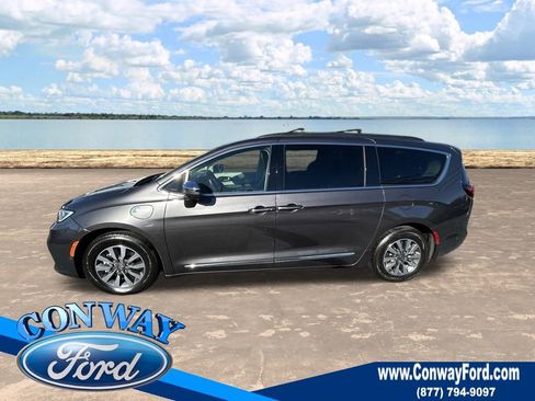 Used 2022 Chrysler Pacifica Limited w/ Uconnect Theater Family Group image 11