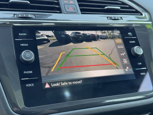 Used 2023 Volkswagen Tiguan SE w/ Panoramic Sunroof Package FWD image 27