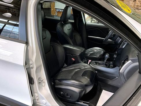 Used 2022 Jeep Cherokee Limited image 7