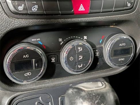 Used 2015 Jeep Renegade Limited image 21