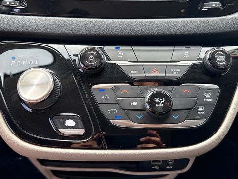 Used 2020 Chrysler Voyager Lxi image 21