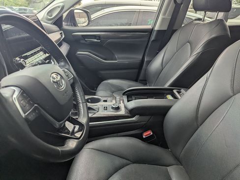 Used 2021 Toyota Highlander Limited image 16