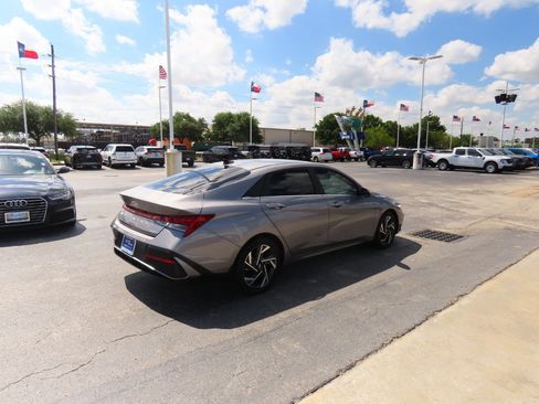 Used 2024 Hyundai Elantra SEL w/ Convenience Package image 9